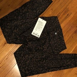 NWT lululemon leggings size 4- wunder under